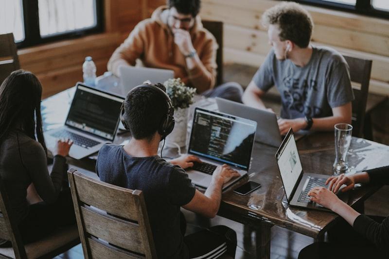 Equipo de trabajo colaborando